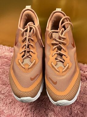 Nike Sneakers in Rust/Tan